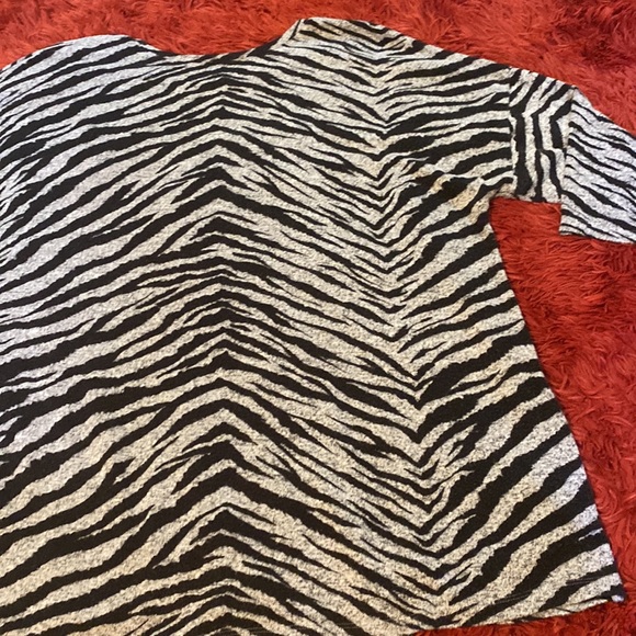 TORRID Grey and Black Zebra stripe Super Soft Plush Top! Torrid size 2! - Picture 8 of 10